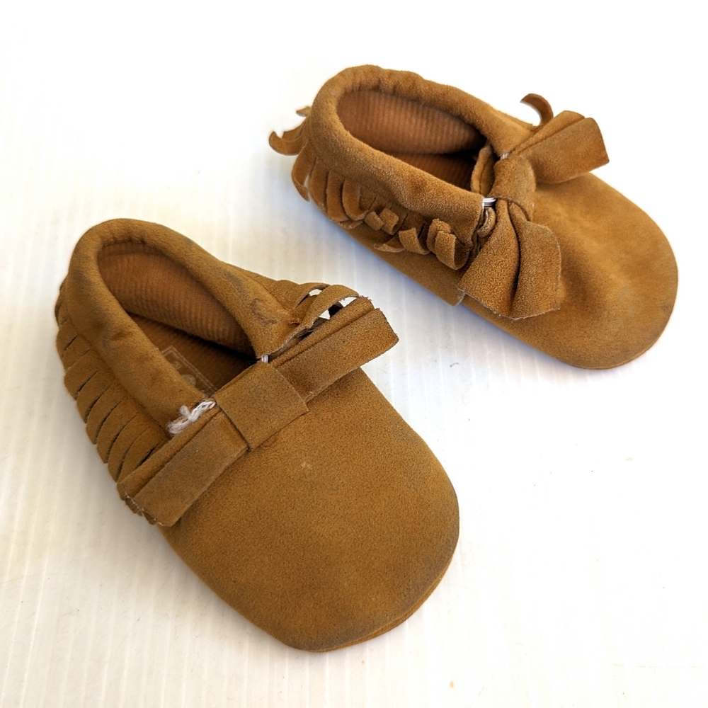 ROMIRUS baby girl tan faux suede fringe bow moccasins